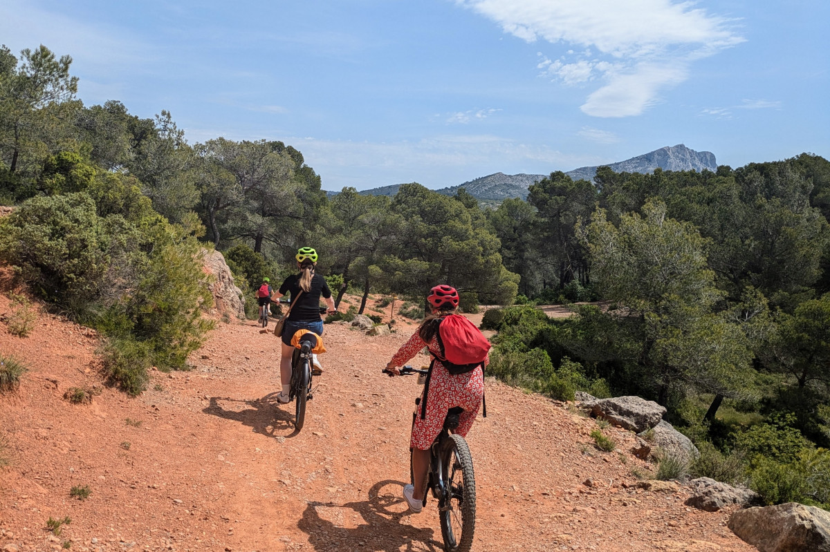 Cezanne et montagne Sainte Victoire en vélo électrique