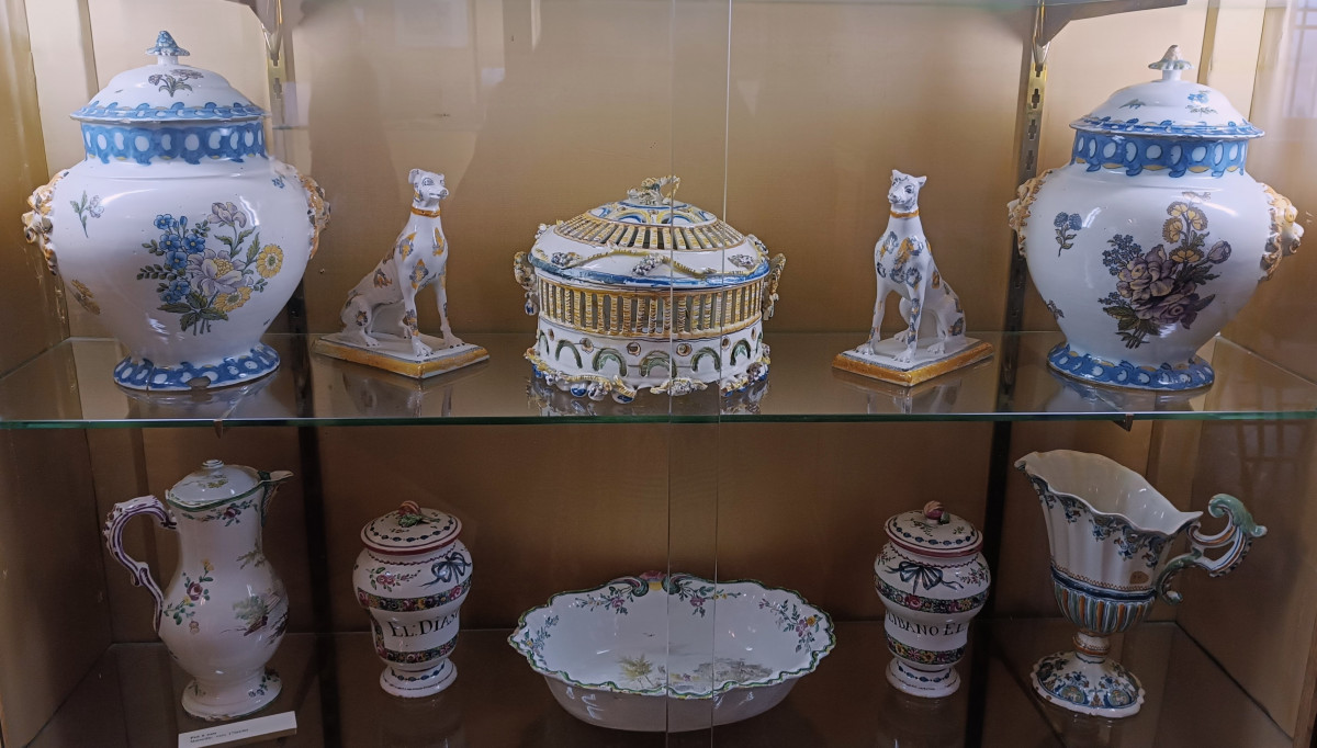  HOTEL PAUL ARBAUD : TRESORS DE FAIENCES PROVENCALES