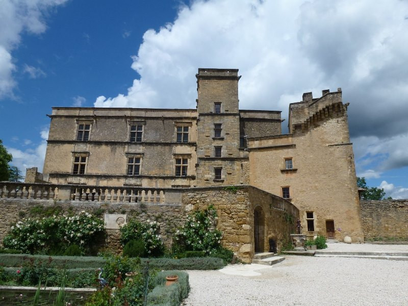castle lourmarin Aix en Provence tourist office  booking center 