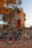 Balade à vélo électrique : apéritif improvisé dans un paysage provençal